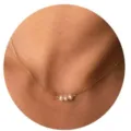 Delicate goudkleurige ketting met drie prachtige elegante parels voor dagelijks gebruik. - Stijl 8 / Goud