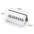 Detailansicht eines reservierten Tischschilds aus Edelstahl, 10cm x 6cm x 5,5cm. - Fettgedrucktes Englisches Reserviert-Schild (10x6cm)