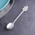 Elegante zilveren roestvrijstalen koffielepel met kerstthema voor een dessert - Kerstboom