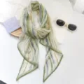 Primer plano de bufanda larga de gasa ligera con rayas retro verdes y azules - Rayas verdes