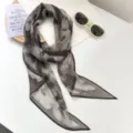 Vista detallada de un pañuelo de gasa con estampado de rosas en tinta sobre fondo blanco. - Rosa de niebla de tinta