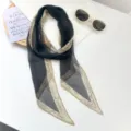 Primer plano de una fina bufanda de cinta de gasa con estampado de letras a mano - Pañuelo de Cinta Larga / Caqui Letras
