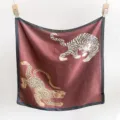 Foulard carré élégant en soie avec imprimés tigre et léopard sur fond rouge foncé. - 65*65 / Rouge