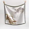 Carré de soie élégant avec imprimé tigre et léopard suspendu sur fond blanc. - 65*65 / Vert Militaire