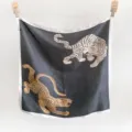 Détail d'un luxueux carré de soie noir orné d'imprimés tigres et léopards élégants. - 65*65 / Noir