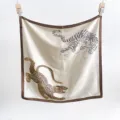 Carré de soie minimaliste élégant avec imprimé léopard et tigre sur fond beige - 65*65 / Café