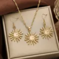 Vista dettagliata del set di collana e orecchini dorati con pendente sole e luna - Set di Orecchini e Collana / Oro