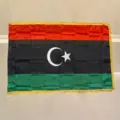 Detailansicht der 3x5ft Libyen-Flagge aus Satinstoff mit goldener Fransenverzierung. - Satin Stoff (SXLBY02) / 60*90cm (Mit Quasten)