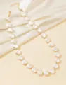 Dettaglio di una collana girocollo con perle piatte barocche e catena di estensione dorata - Stile Perla a Moneta Singolo Strato (XL3701) / Bianco (01 Oro)