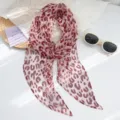 Vista detallada del pañuelo largo ligero con estampado de leopardo para mujer - Estilo Estampado de Leopardo / Rojo