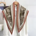 Detailansicht des Retro-Dreieckstuchs mit Blumenmuster, geometrischem Rand und Seidentextur. - 87x130cm / Khaki