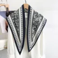 Detailaufnahme eines klassischen schwarz-weißen Dreieckstuchs mit Blumenprint für Damen - 87x130cm / Schwarz