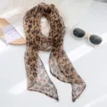 Vista detallada de una bufanda ligera de cinta de seda retro de leopardo en blanco - Estilo Estampado de Leopardo / Marrón