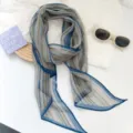 Vista detallada de un pañuelo de seda a rayas arcoíris con un patrón retro azul - Raya Azul Marrón