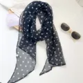 Vista detallada de bufanda de gasa negra con accesorios de verano - Negro Flor Pequeña