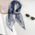 Elegante bufanda de gasa azul marino con estampado floral blanco para mujer accesorio - Camelia Azul