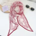 Elegante bufanda larga de gasa con un delicado estampado floral de rosas rojas. - Camelia Roja