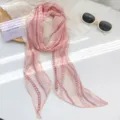 Vista de detalle de bufanda larga de gasa rosa con elegante estampado de cadenas - Estilo de Estampado de Cadena / Rosa
