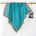 Carré de coton turquoise respirant avec motif orné vintage drapé sur une barre dorée - Bleu Canard Pois