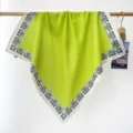 Détail d'un carré de coton vert lime avec des pois blancs et une bordure florale chic - Vert Citron Pois