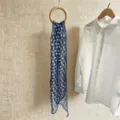 Detailansicht eines eleganten marineblauen Chiffonschals mit weißen Punkten und Hemd - 150cm / Marineblau Punktmuster
