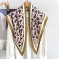 Detalle de un pañuelo triangular de seda con estampado de caballos vintage sobre camisa. - 87*130CM / Amarillo