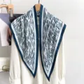 Vista detallada de un elegante pañuelo de seda triangular con estampado de caballos - 87*130CM / Azul