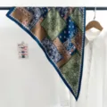 Vue détaillée d'un foulard en soie vintage bleu et vert à motif paisley pour le cou. - Foulard Triangle (TBSJJ95) / 87x130cm / Patchwork Paisley Multicolore