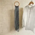 Detail eines dünnen schwarzen Chiffonschals mit weißen Punkten an einem Holzring - 150cm / Schwarz Punktiert