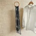 Nahaufnahme eines schwarzen Seidenschals mit eleganten weißen Blumen- und Polka-Dot-Mustern - 150cm / Tintenschneestern-Blumenmuster
