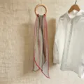 Detailansicht eines leichten gestreiften Chiffonschals mit einem weißen Hemd-Accessoire - 150cm / Regenbogenstreifen