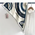 Détail du foulard en soie vintage à rayures bleu marine avec motif arc et flèche - Foulard Triangle (TBSJJ79) / 87x130cm / Motif Radial Bleu