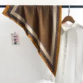 Détail macro d'un foulard en soie marron vintage suspendu sur un portant moderne - Foulard Triangle (TBSJJ94) / 87x130cm / Géométrique Color Block
