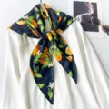 Pañuelo de seda elegante con estampado de limones sobre una blusa blanca de verano - 87*130CM / Negro
