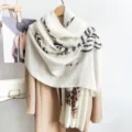 Elegante pañuelo vintage con estampado de leopardo y tigre sobre un abrigo camello - Blanco Roto / 88*188cm