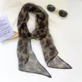 Elegante bufanda de seda transparente con motivo de hojas marrones y verdes. - Estampado de hojas retro