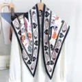 Vista dettagliata di un foulard di seta triangolare vintage con stampa paisley - Paisley Nero (TBSJJ112) / 87*130CM