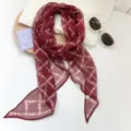 Pañuelo estrecho de gasa burdeos con motivos circulares blancos, estilo francés - Ondulaciones geométricas color burdeos