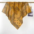 Détail d'un bandana vintage en coton jaune avec motif paisley et texture douce - Jaune Gingembre Paisley