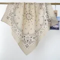 Vue détaillée du motif cachemire vintage sur un foulard carré en coton beige - Beige Paisley