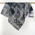 Détail d'un bandana en coton à motif cachemire noir et blanc de style vintage - Noir Paisley