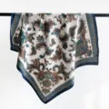 Detail eines Vintage-Paisley-Musters auf weißem Seidenquadrat mit blauem Rand - 70x70cm / Blau