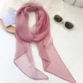 Vista detallada de una bufanda larga de gasa a rayas rosas con accesorios con estilo - Rayas Rosas