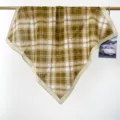 Vue détaillée d'un foulard carré 100% coton avec motif écossais rétro vert et blanc - Vert et Blanc Carreaux