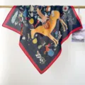 Vue détaillée de l'imprimé artistique de pommier et de cheval sur le foulard en coton - Bleu Foncé Illustration