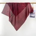 Vue détaillée du motif paisley rouge sur un bandana en coton 100% rétro américain. - Rouge Foncé Paisley