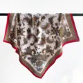 Eleganter quadratischer Seidenschal mit Paisley-Muster, an einer Stange aufgehängt. - 70x70cm / Rot