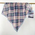 Détail d'un foulard carré rétro en coton à carreaux suspendu sur une tringle dorée. - Carreaux Roses