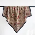 Detail eines Vintage-Paisley-Musters auf einem Jacquard-Seidenquadrat-Schal an der Stange - 70x70cm / Khaki