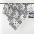 Vue détaillée en gros plan du foulard carré 100% coton au motif cachemire rétro - Noir et Blanc Paisley